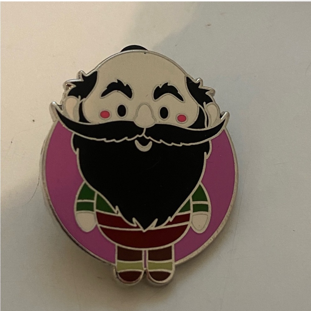 disney pin‎